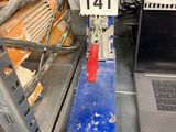 un ordinateur portable posé sur une étagère en métal