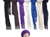 plusieurs écharpes et bonnets de différentes couleurs sur une tête de mannequin
