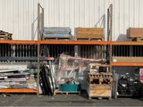 plein de cartons, les uns à côté des autres, sur les étagères