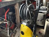 une photo d'un compresseur jaune et noir dans un garage