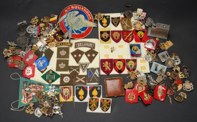 beaucoup de badges et d'autres objets posés sur une table