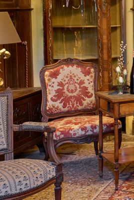 un salon avec beaucoup de meubles