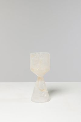une tasse en marbre blanc posée sur une table blanche