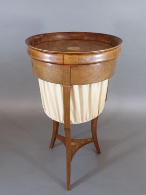 Meuble à ouvrage en acajou et marqueterie de bois de placage…