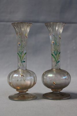 deux vases posés sur une table