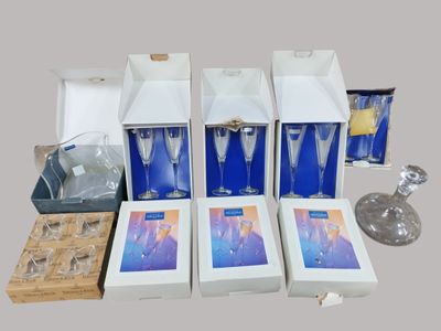 plusieurs cartons de verres à vin et un verre à vin dans un carton
