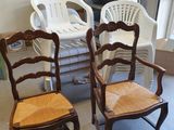 deux chaises assises l'une à côté de l'autre dans une pièce