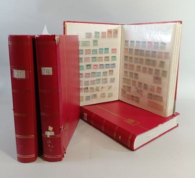 deux livres rouges posés l'un à côté de l'autre sur une table