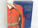 livre sur l'uniforme d'un soldat de l'armée française