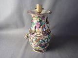 un vase orné de nombreuses fleurs