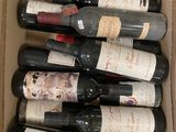 plusieurs bouteilles de vin dans une caisse sur la table