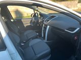 l'intérieur d'une voiture avec la porte ouverte et le siège du conducteur abaissé
