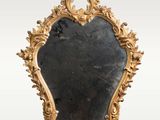 une image d'un miroir avec un cadre doré sur un fond blanc