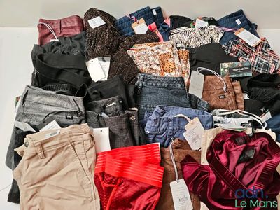 Lot de 30 vêtements de diverses tailles et marques dont : SC…