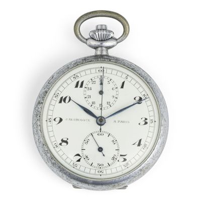 une montre de poche en argent avec des chiffres romains sur le cadran