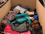 une boîte en carton remplie d'une multitude de sacs à main et de sacs à bandoulière