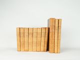 plusieurs livres sont empilés sur une surface blanche