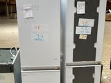 deux réfrigérateurs posés à même le sol