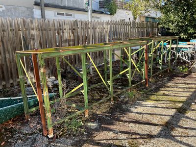Mobilier industriel d’atelier formant Deux blocs en fer rela…