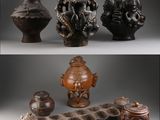 Plusieurs types de vases sont exposés sur un fond gris