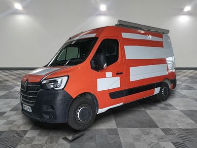 une photo d'une camionnette rouge et blanche garée dans une pièce