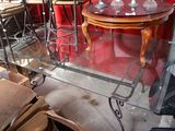 une table en verre avec un plateau en verre et des chaises dans une pièce