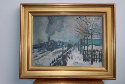 une peinture à l'huile représentant un train qui arrive sur les rails dans la neige