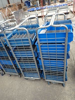 de nombreux caddies bleus alignés dans un entrepôt