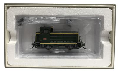 une image représentant une locomotive verte et jaune dans un cadre blanc