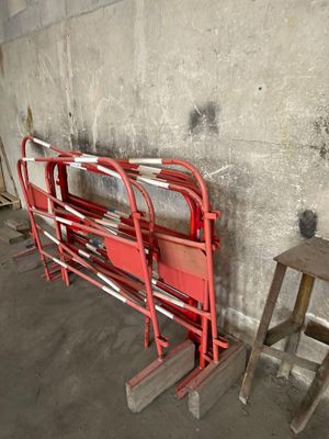 un banc rouge placé à côté d'une chaise rouge dans une pièce