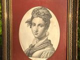 une photo encadrée représentant une femme portant un foulard