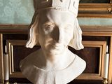 une statue représentant un homme coiffé d'une couronne