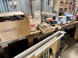 de nombreux outils posés sur un établi dans un garage