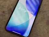 Le téléphone est posé sur la table, à côté d'une étiquette de prix.