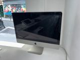 un écran d'ordinateur posé sur un bureau blanc