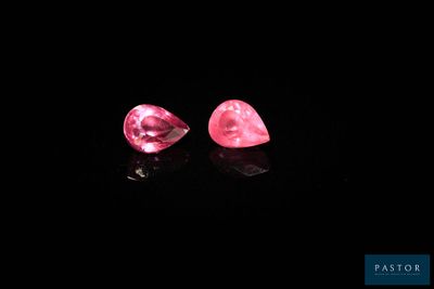 une paire de saphirs roses sur un fond noir