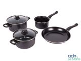 trois casseroles et poêles noires avec leurs couvercles, sur fond blanc