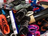 de nombreuses paires de chaussures dans un panier posé par terre