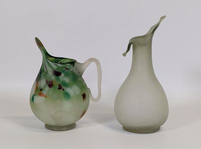 deux vases posés l'un à côté de l'autre sur une surface blanche