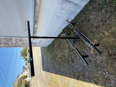 une image représentant un poteau auquel est fixée une échelle
