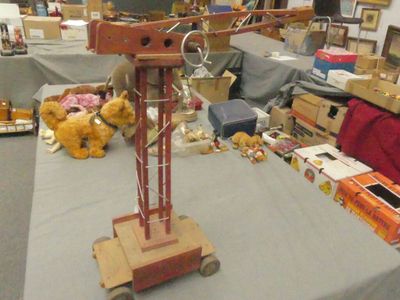 Grue DEJOU en bois. H. 63 cm et L.