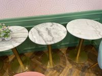 Lot de 4 tables plateau imitation marbre pied doré (photo 2)