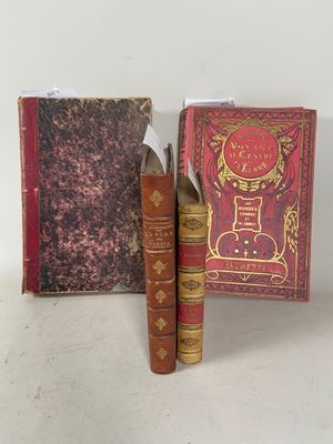deux livres posés l'un à côté de l'autre sur une table