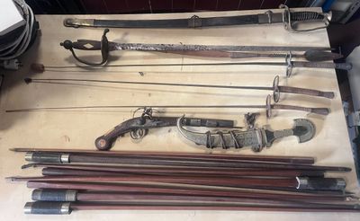 de nombreux types d'armes exposés sur une table