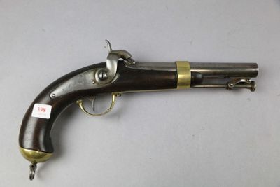 un vieux fusil exposé sur une table