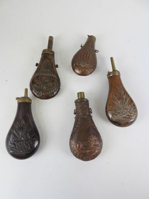 six petites cuillères en bois sont alignées sur une surface blanche