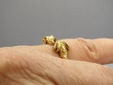 un gros plan de la main d'une personne portant une bague en or