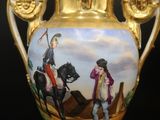un vase en or sur lequel est représenté un homme à cheval