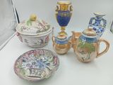 quatre types différents de vases et de coupes posés sur la table