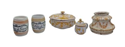 quatre types différents de vases et de récipients sur fond blanc